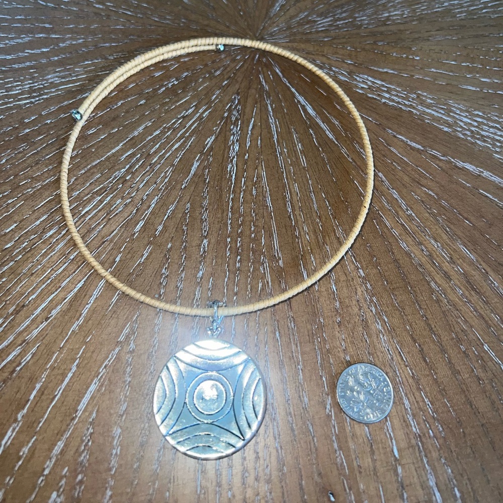 ✨ Vintage Southwestern Mother-of-Pearl Statement Pendant Necklace - Picture 5 of 6